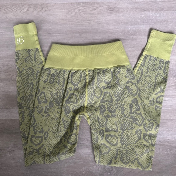 Bombshell Sportswear Leggings - Picture 2 of 3